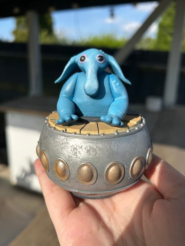 Max Rebo Statue